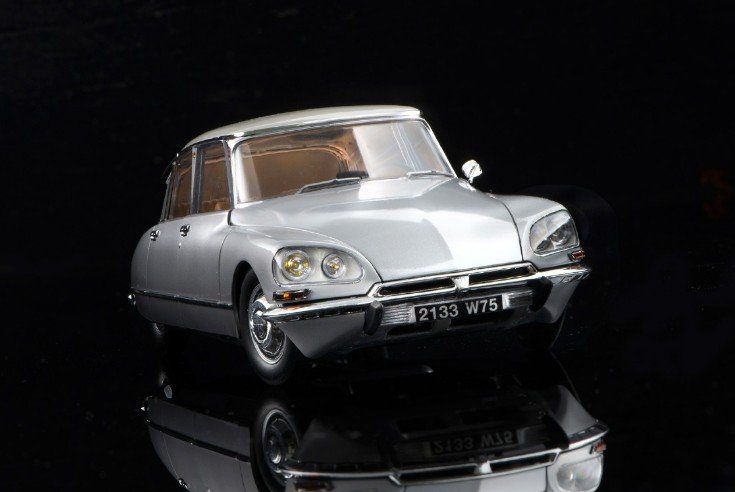 EBBRO 25009 - 1/24 Citroen DS21