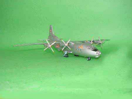 ANTONNOV AN-12BK CUB TRUMPETER 04001 scala 1:100 - immagine 3