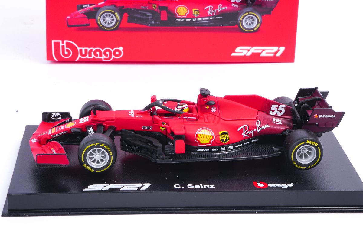 FERRARI F1 SF21, Con Casco e Vetrina, 2021 N 55 CARLOS SAINZ- Scala 1:43 Bburago 36828SA - immagine 2