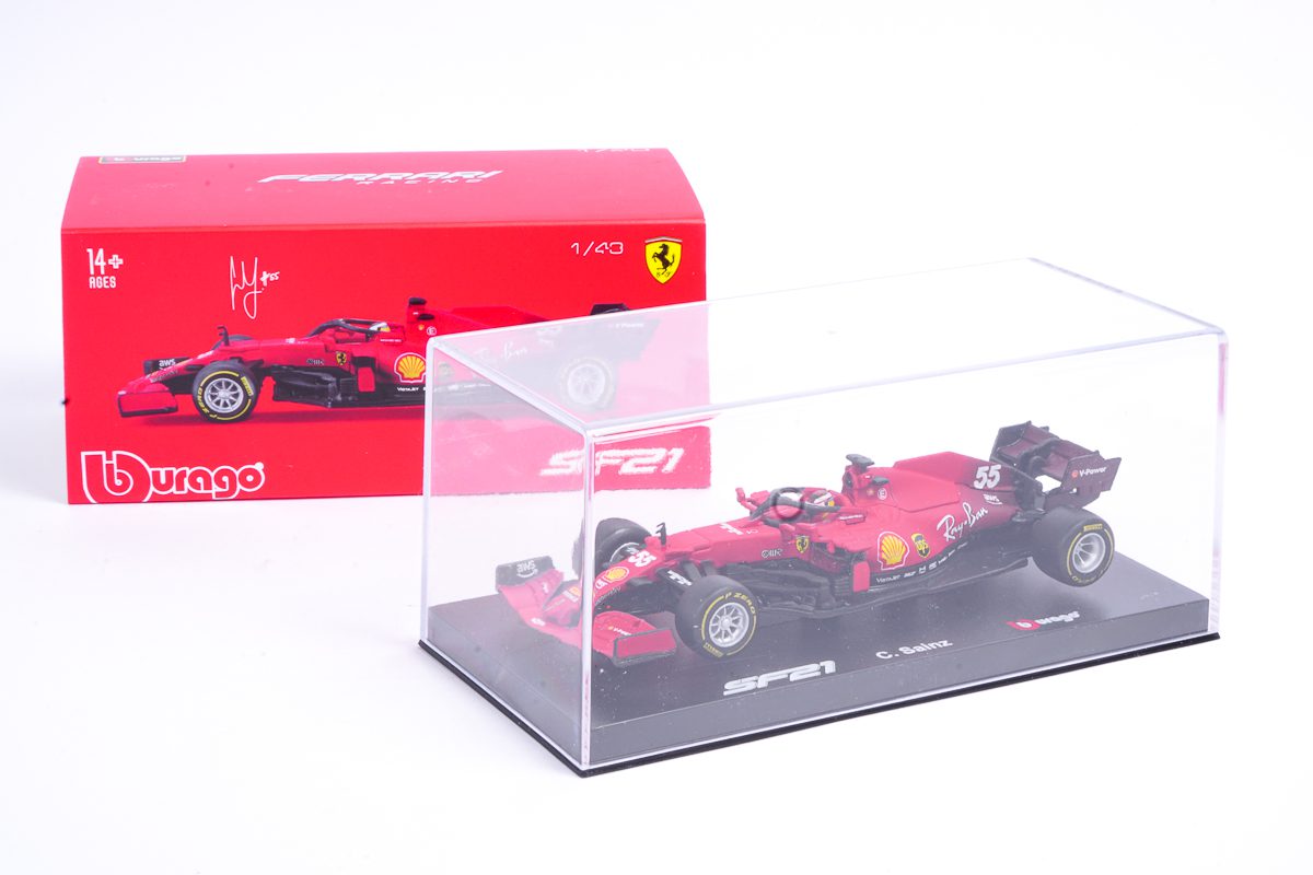 FERRARI F1 SF21, Con Casco e Vetrina, 2021 N 55 CARLOS SAINZ- Scala 1:43 Bburago 36828SA - immagine 3