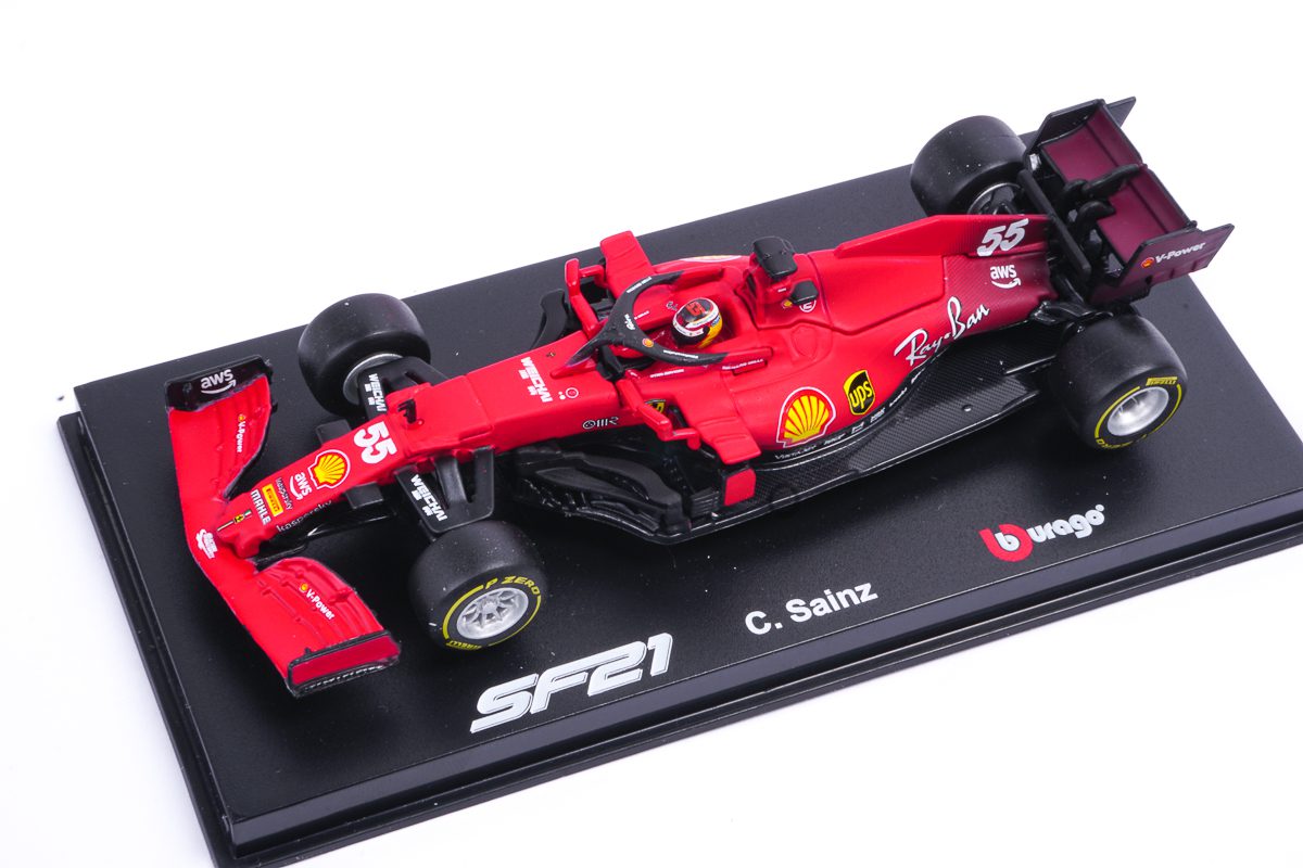 FERRARI F1 SF21, Con Casco e Vetrina, 2021 N 55 CARLOS SAINZ- Scala 1:43 Bburago 36828SA - immagine 4