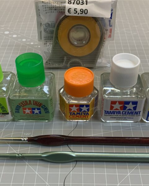 Kit Modellismo Statico Tamiya: Cement, Mark Fit Strong, Nastro, 2 Pennelli